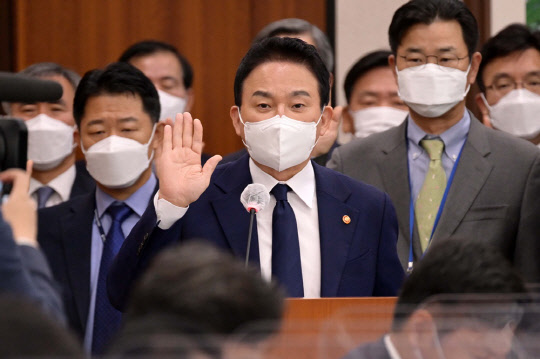 원희룡 국토교통부장관이 21일 국회 국토교통위원회에서 열린 국토교통부 등에 대한 종합감사에서 선서하고 있다.<국회사진기자단>